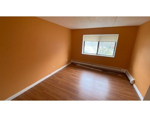 Building Photo - 573 Broad St