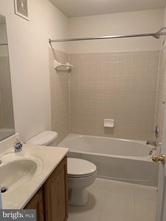 Building Photo - 2107 Hideaway Ct