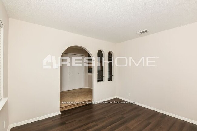 Building Photo - 506 Hawthorne Lane