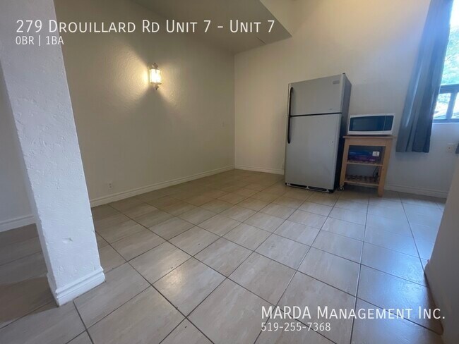 Photo du bâtiment - CHIC & RENOVATED BACHELOR UNIT- ALL INCLUS...