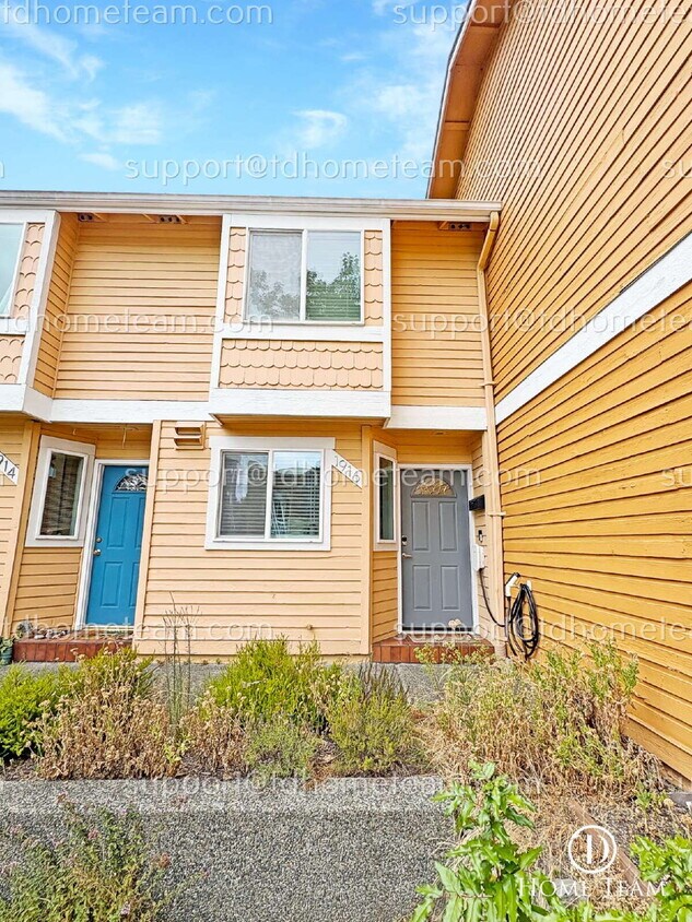 Primary Photo - "Charming 2-Bedroom Townhouse Retreat in S...