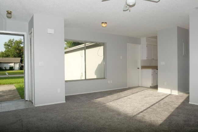 Building Photo - Spacious 2 Bedroom 2 Bath with Garage Avai...