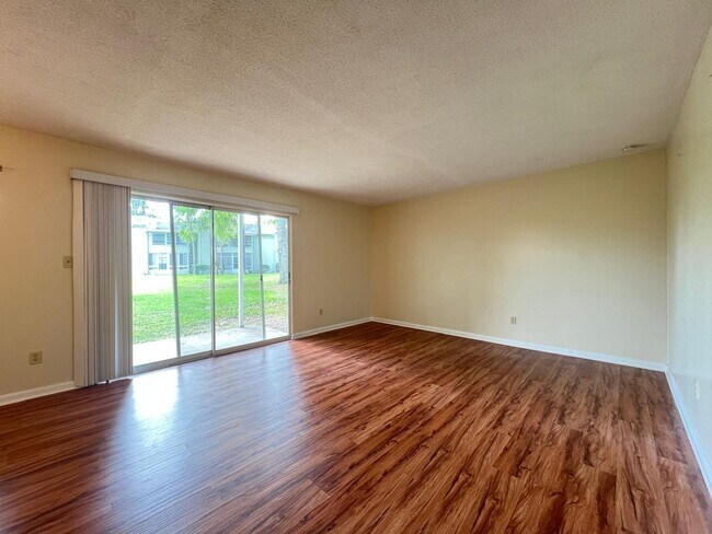Foto del edificio - Charming 2-Bedroom Apartment Home in The Fairways – Silver Springs Shores
