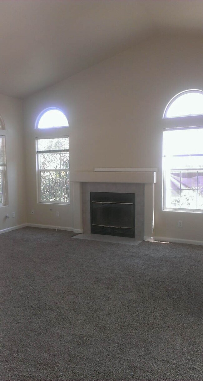 Building Photo - 1253 Greenleaf Loop