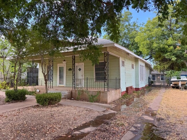Building Photo - 1504 Austin St