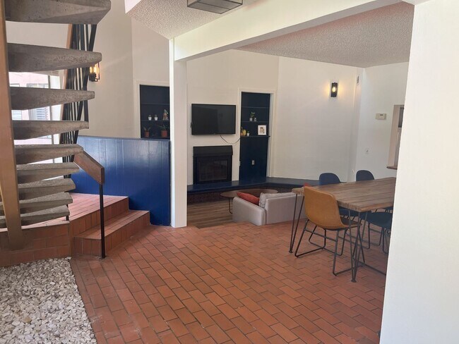 Building Photo - Rare East Sac Condo Available Right Next to Sac State!  Offered Fully Furnished! Amazing price pe...