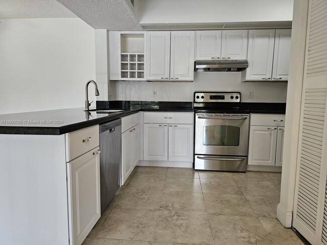 Foto del edificio - 18830 NW 57th Ave
