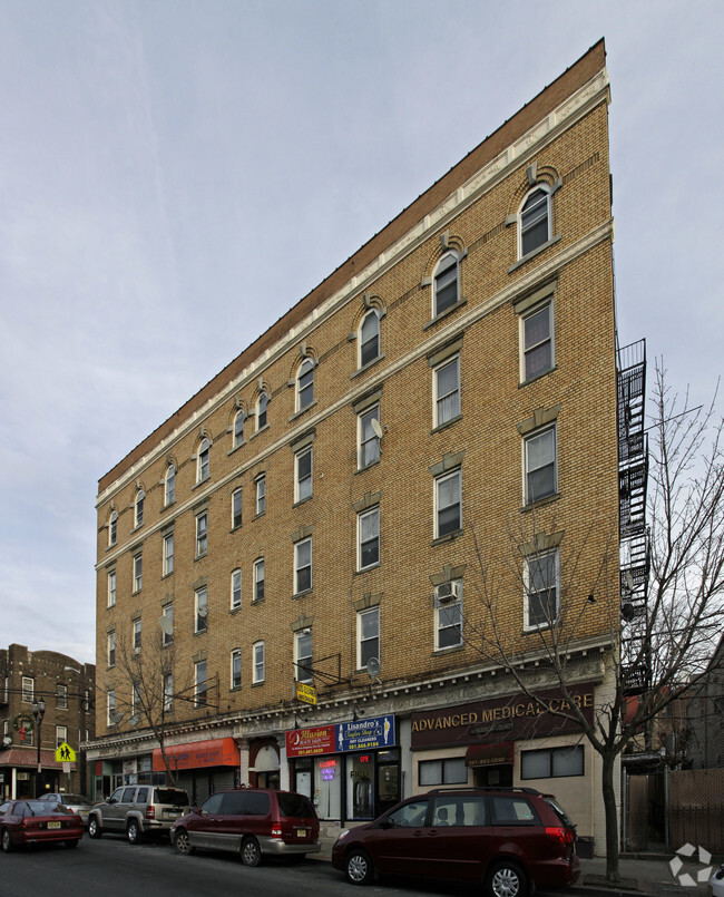 Building Photo - 1610-1616 Summit Ave