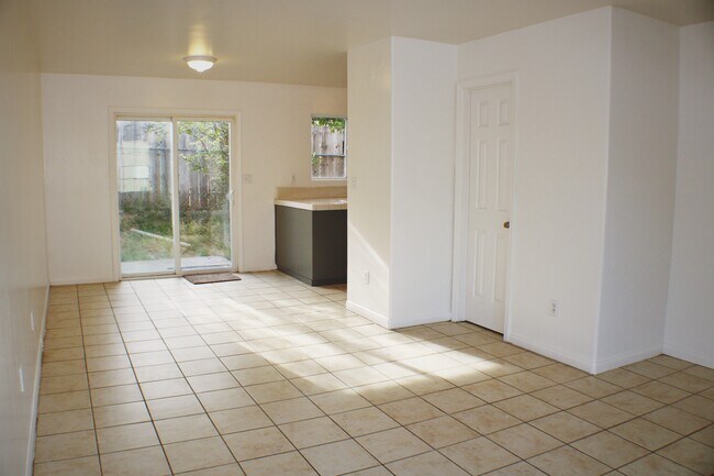 Main living area - 3811 Oregon St