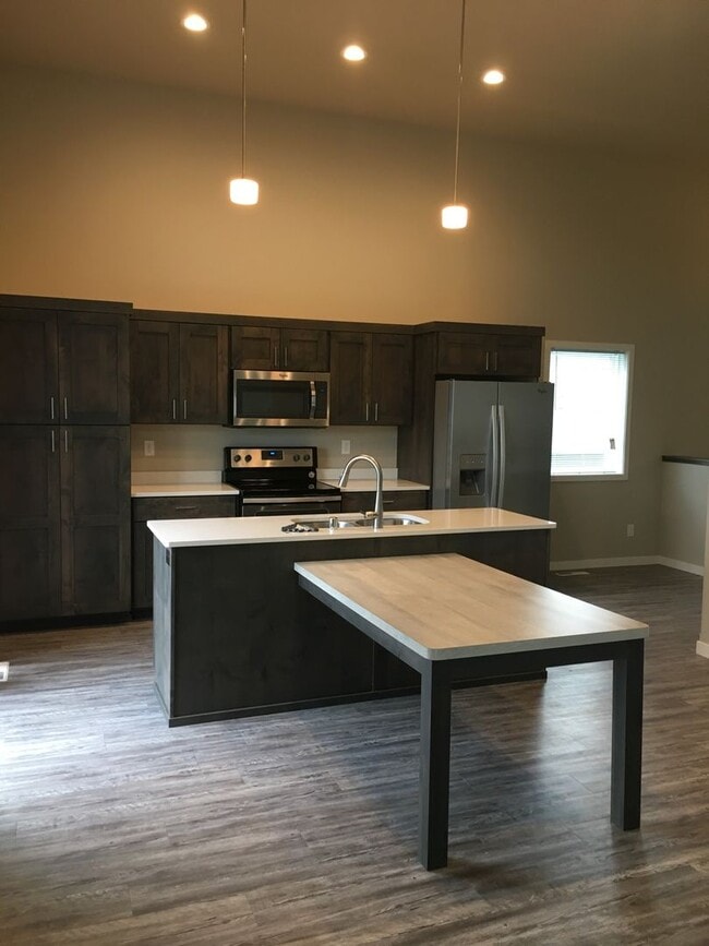 Building Photo - 3 Bed 3 Bath Single Family Home