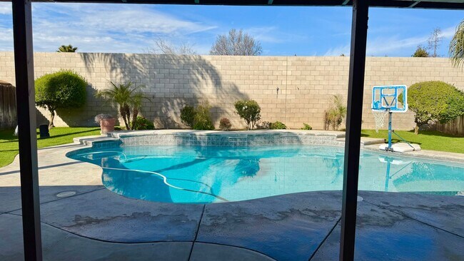 Foto del edificio - STUNNING POOL HOME IN SOUTHWEST BAKERSFIELD