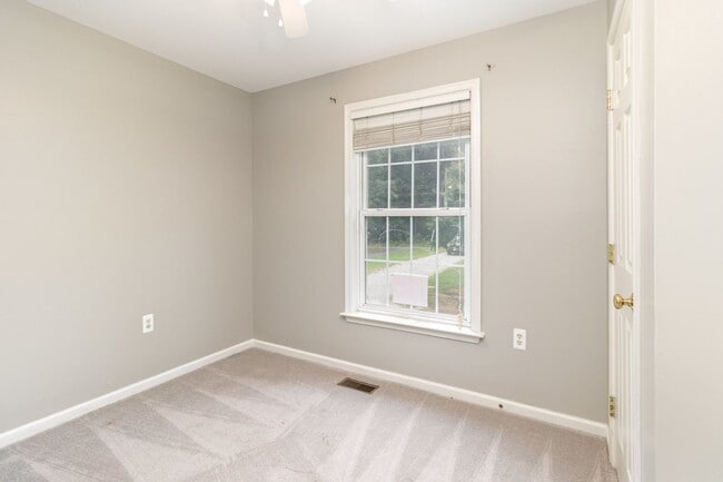Building Photo - Remodeled 3-Bed in Lake Land’Or – Pond Vie...
