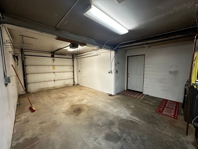 Building Photo - 4049 Fahrenkamp Ave