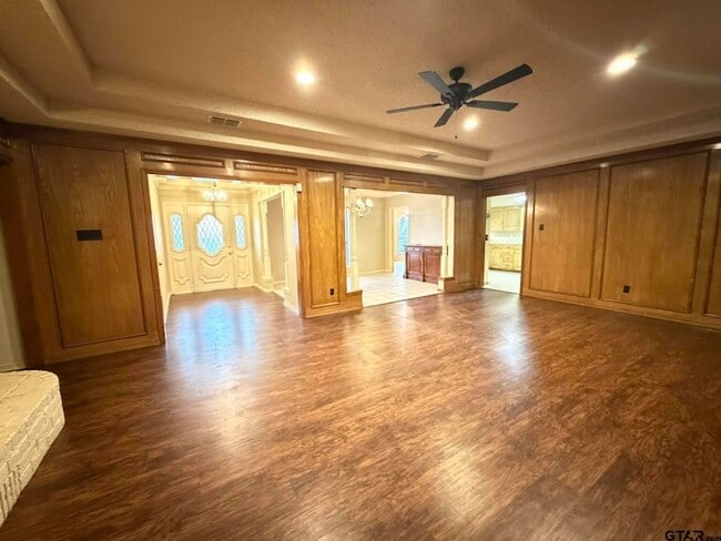 Building Photo - 2304 Deanna Ave