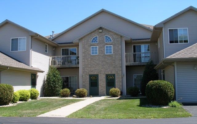 Building Photo - 310 E Tyranena Park Rd
