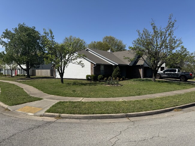 Building Photo - 2728 S Narcissus Ave