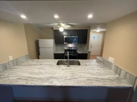 Foto del edificio - 532 Topaz Ln