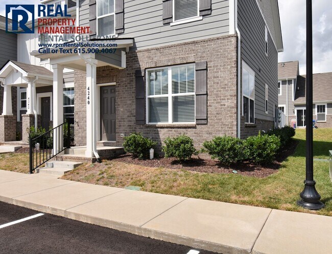 Building Photo - Beautiful 3 bedroom end unit townhome! Eas...