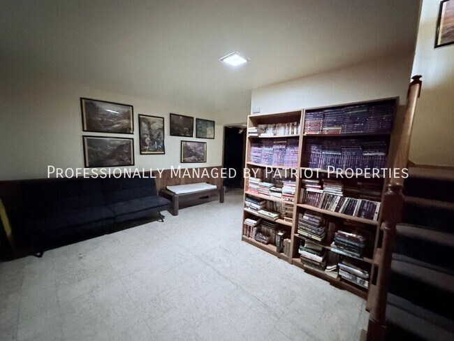 Building Photo - 604 N Black River St