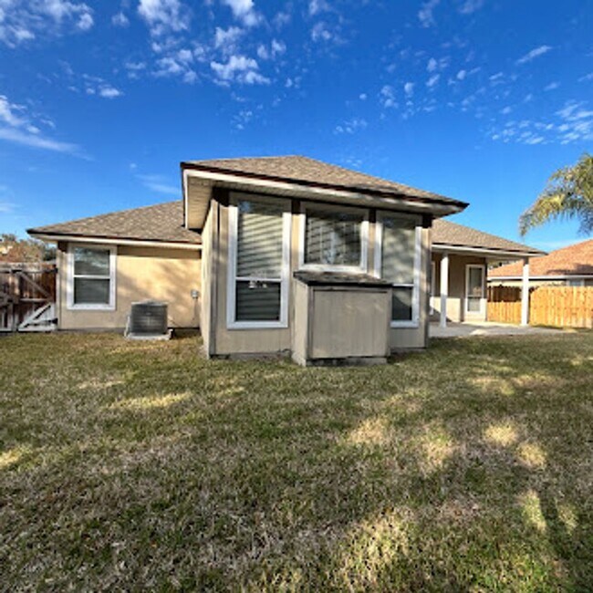 Foto del edificio - Spacious 3-Bed, 2-Bath Home. Patio. Amenities. Located just minutes from St Johns Town Center and...