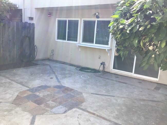 Building Photo - Beautiful Townhouse Freshly Painted New Ca...