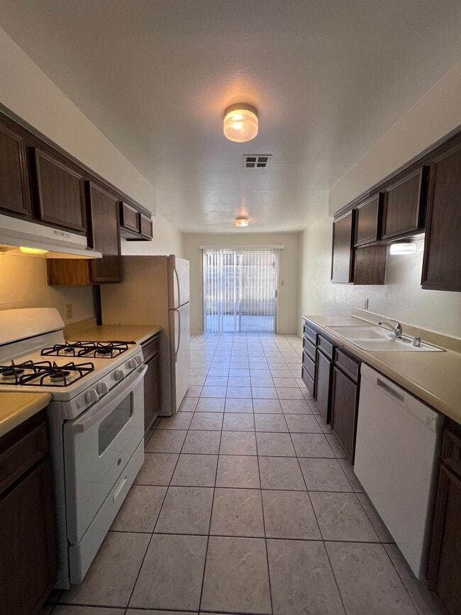 Building Photo - 481 Minnewawa Ave