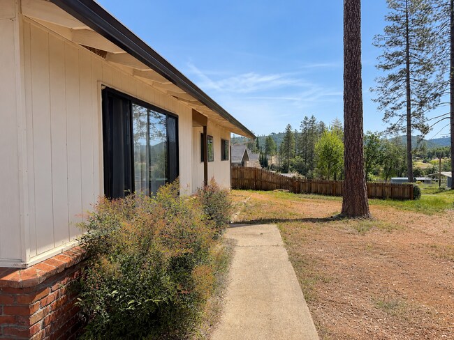 Building Photo - 3BR Cul-de-Sac Home w/ Solar, Water Softener, and Large Yard