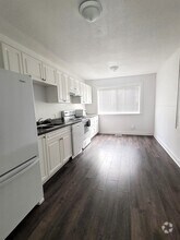 Building Photo - 916-916 1st Ave W