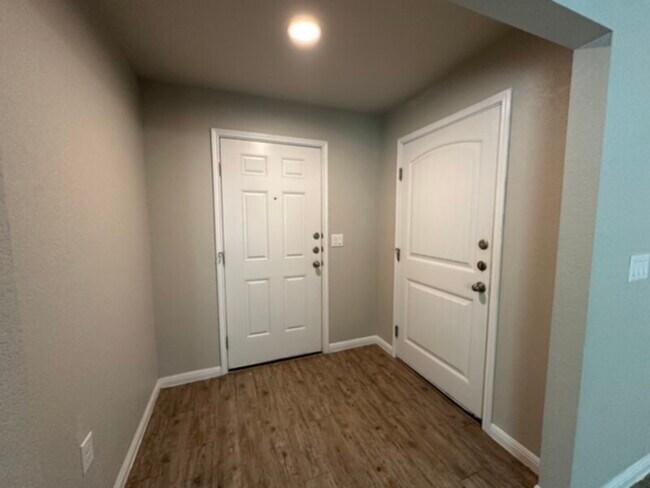 Foto del edificio - 3BR 2 FB 1HB