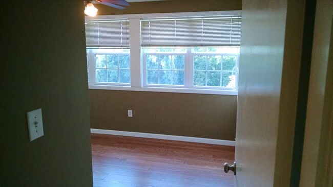 Building Photo - 3BR/2BA Condo Near UT Ag Campus & Vet School