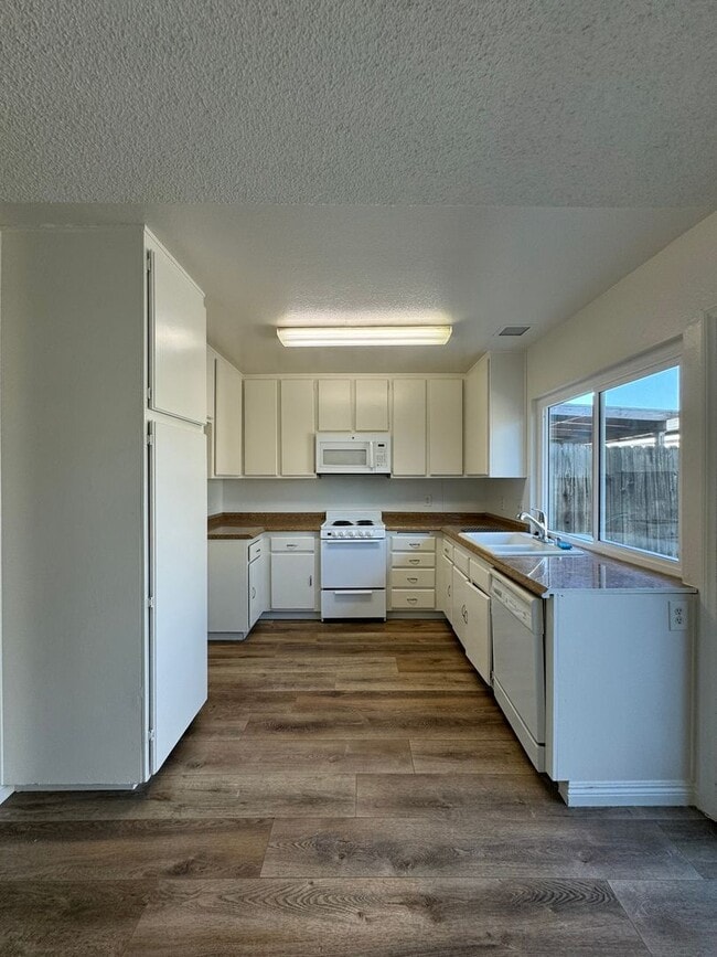Building Photo - 3 Bed | 1.5 Bath Townhome with Garage in S...