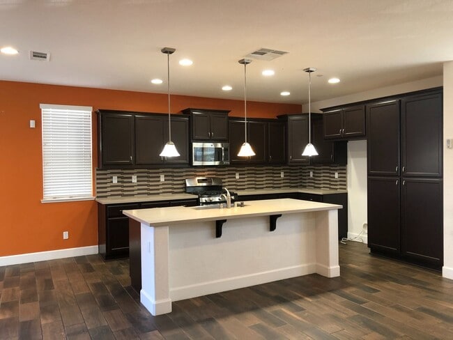 Foto del edificio - Beautiful 4 Bed 3 Bath Near Iron Point wit...