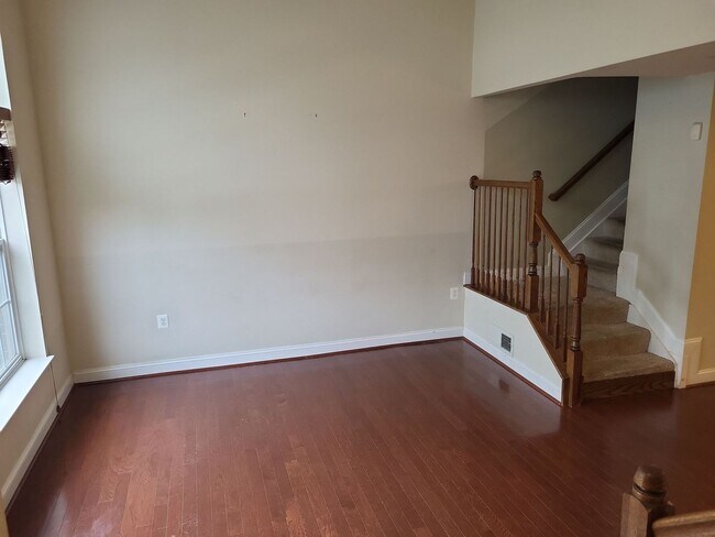 Building Photo - Fantastic 2 Bed 2.5 Bath Interior Townhome...