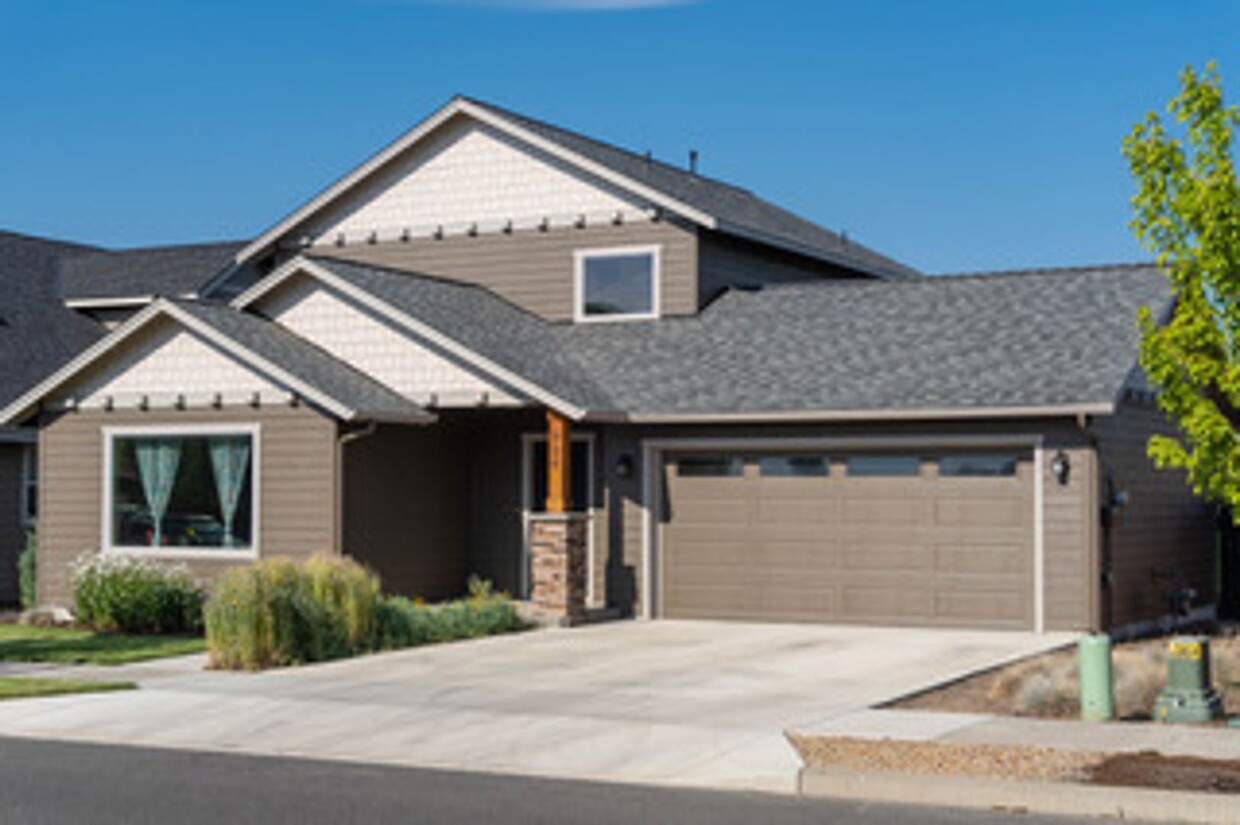 Foto principal - 3 Bedroom /2.5 bath in Prineville's Iron H...