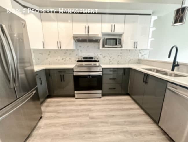 Building Photo - INCREDIBLE 3 BEDS/ 2.5 BATHS UPPER ONLY WITH GARAGE INCLUDED!