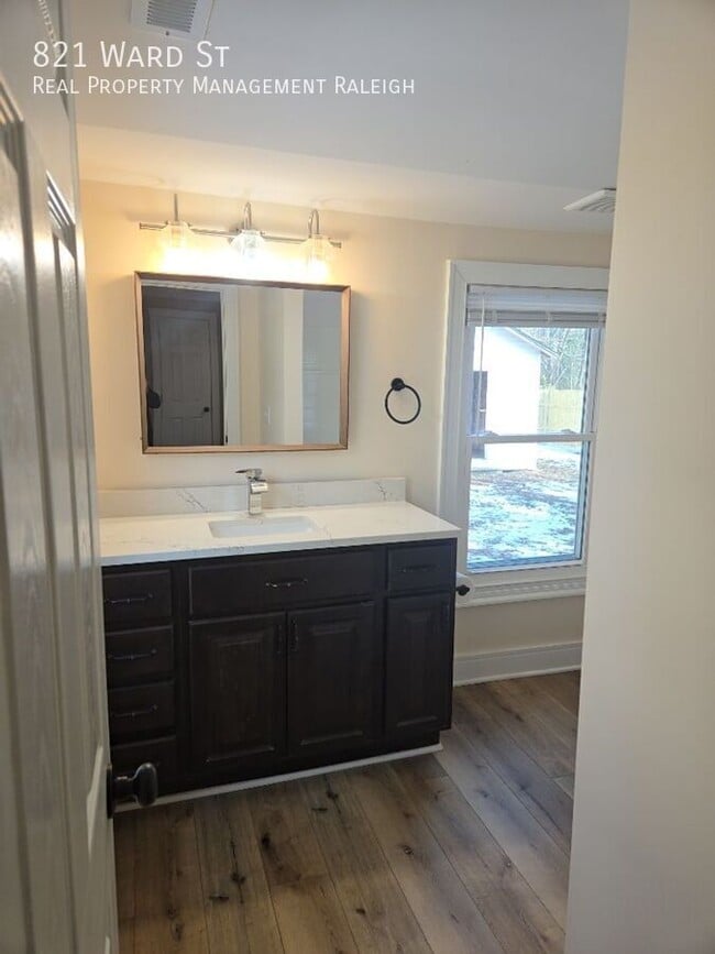 Building Photo - 821 Ward St