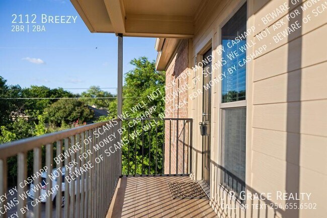 Foto del edificio - 2112 Breezy Dr