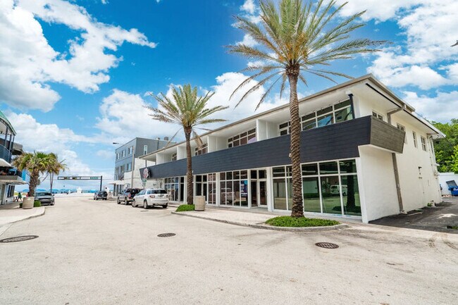 Foto del edificio - The Purple Pelican~Beachfront w/ Ocean Bal...