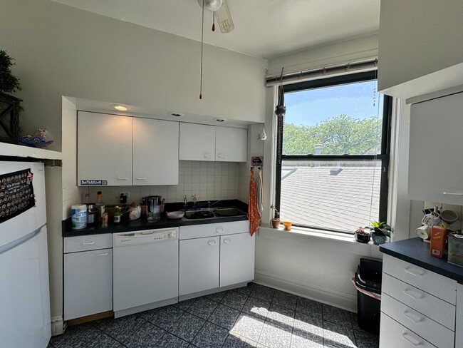 Building Photo - 2060 N Racine Ave