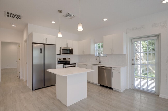 Building Photo - 632 11th St