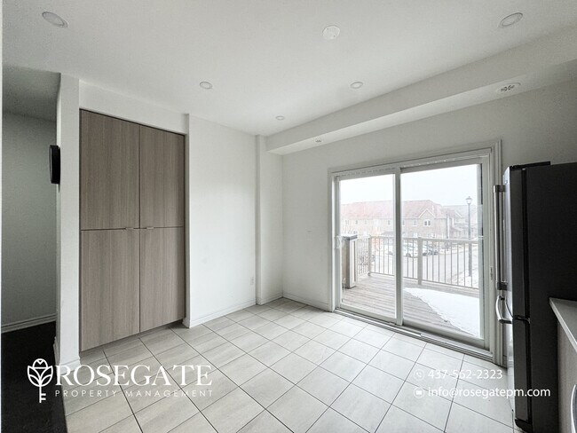 Photo du bâtiment - Spacious 3-Bedroom Freehold Townhouse with Garage & Private Backyard – Brampton