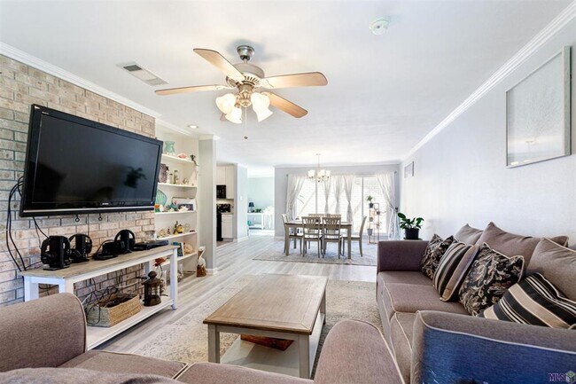 Building Photo - Beautiful 3BR/2BA Home with Sunroom, Formal Dining & Large Backyard