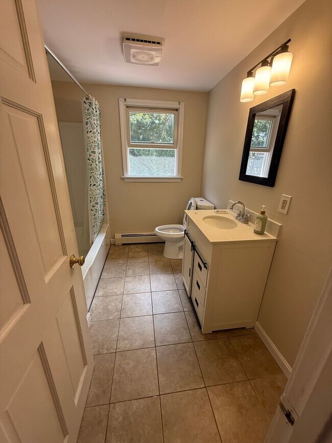 Foto del edificio - A 2 bedroom one bathroom ranch home in Har...