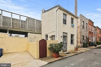 Building Photo - 2222 Gough St