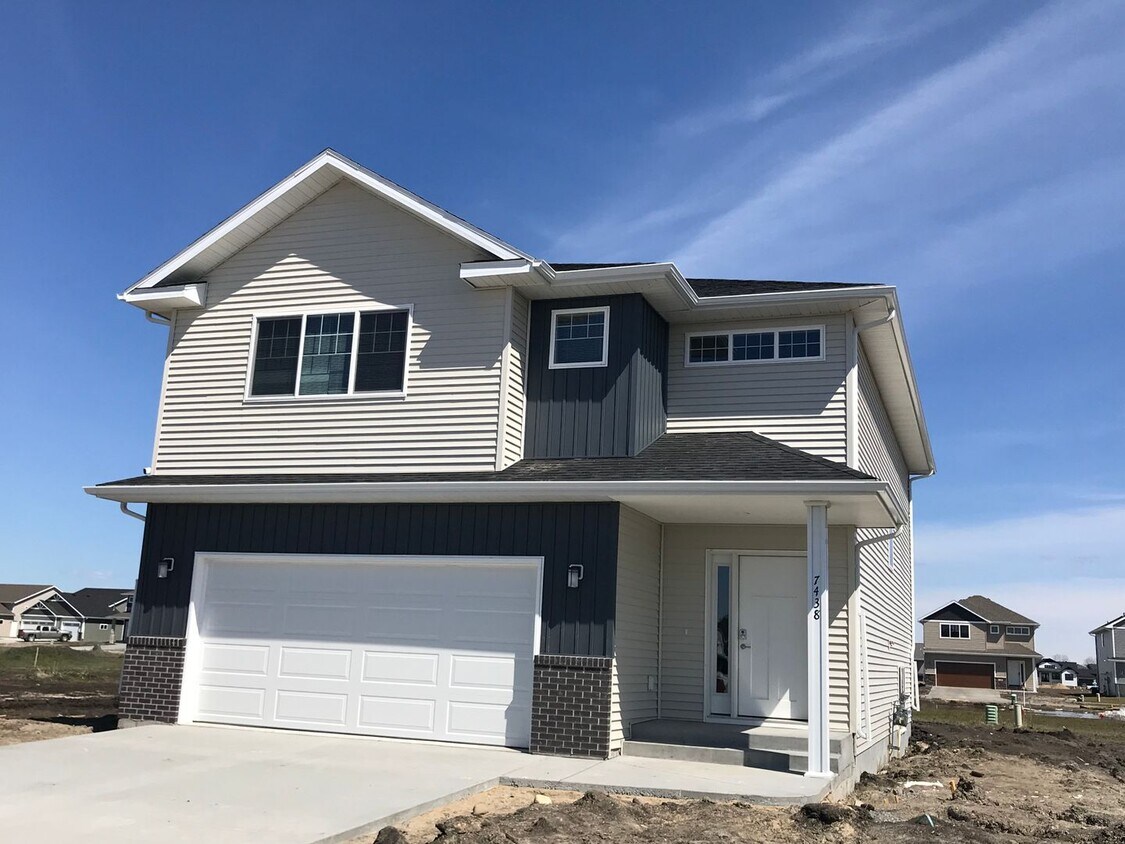 Primary Photo - 4 Bedroom House For Rent