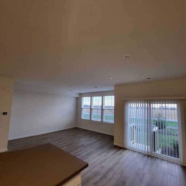 Foto del edificio - 3 bedroom in Naperville IL 60564