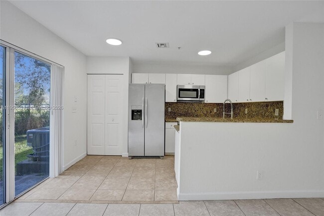 Building Photo - 5409 SW 41st St