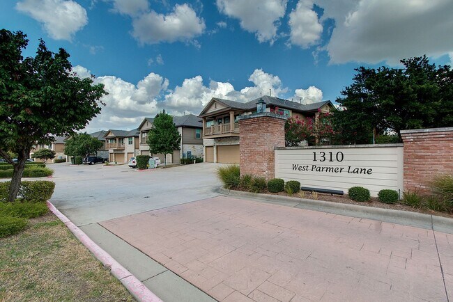 Foto del edificio - Immaculately Maintained 2/2.5 Townhome In Desirable North Location!