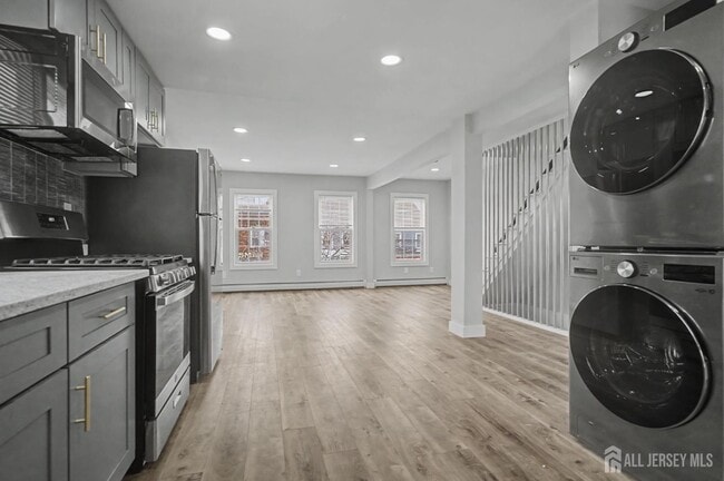 Building Photo - 61 N Main St