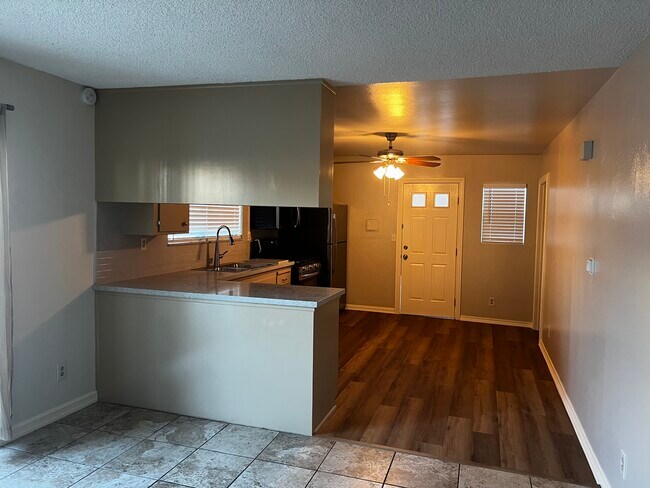 Foto del edificio - 1047 W 25th St